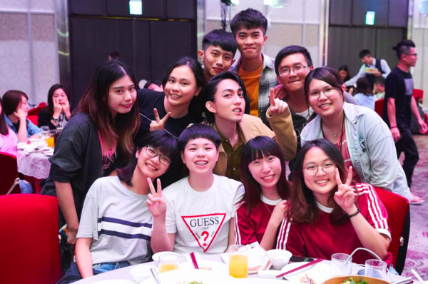 林宥嘉兑现承诺带粉丝吃宵夜 "勾肩搭背"超幸运
