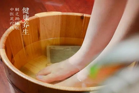 女性想要祛除身体寒气，就要通过中药泡脚治疗